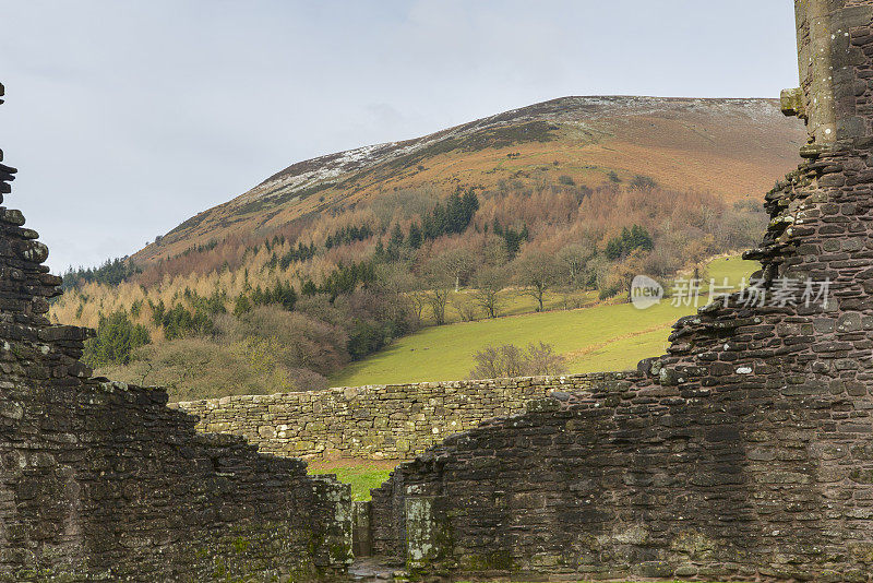 来自Llanthony Priory的Brecon Beacons